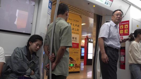 行驶地铁上看手机的乘客们视频素材模板下载