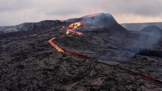 白天喷发时从火山口流出的炽热熔岩。宽空中