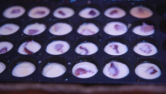 厨师在制作美食产品章鱼小丸子的制作过程