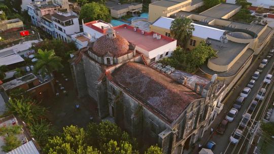 日落时，无人机轨道环绕圣多明戈的里贾纳·安吉洛姆修道院大教堂