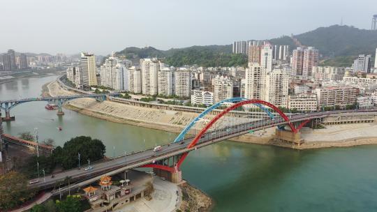 航拍广西梧州浔江和桂江交汇处的鸳江大桥