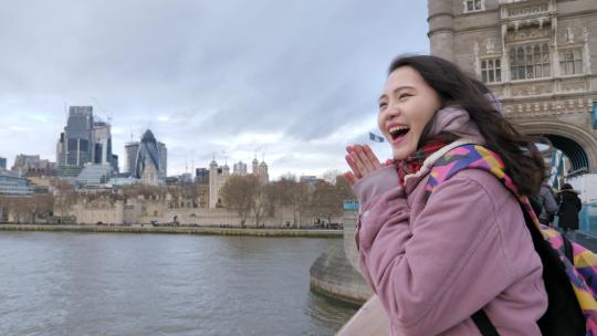 女孩在伦敦塔桥旅游观光