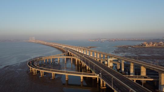 石狮市锦江外线航拍泉州湾大桥-后拉-摇镜头高清在线视频素材下载