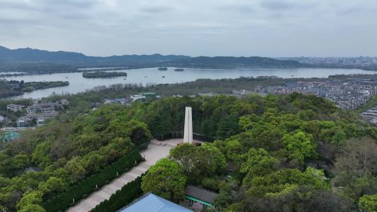 航拍杭州西湖边的革命英雄纪念碑