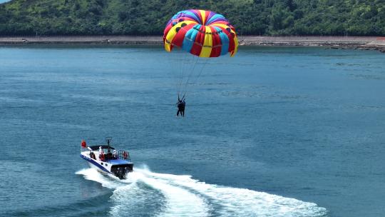 航拍蓝色海洋海上极限运动滑翔伞飞行