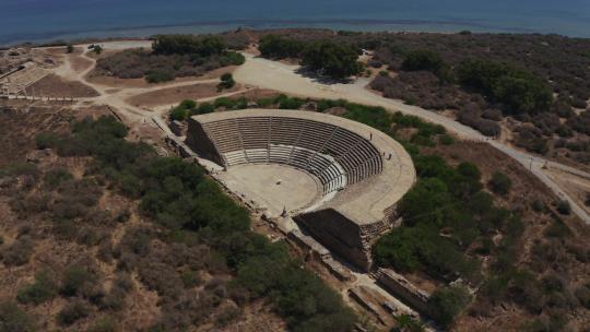 萨拉米斯古城的鸟瞰图。北塞浦路斯。圆形剧场的鸟瞰图。