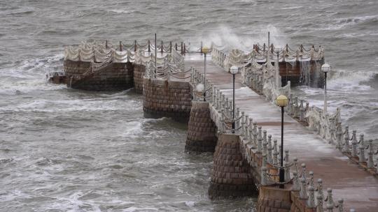 威海金海湾栈桥冬季的海浪视频素材模板下载