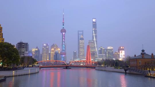 上海苏州河外白渡桥陆家嘴傍晚夜景4K