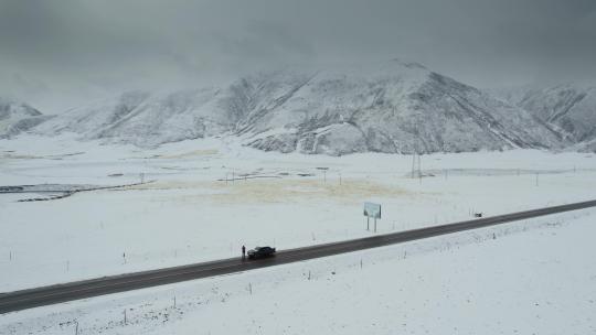 西藏旅游风光317国道冰雪世界蜿蜒公路视频素材模板下载