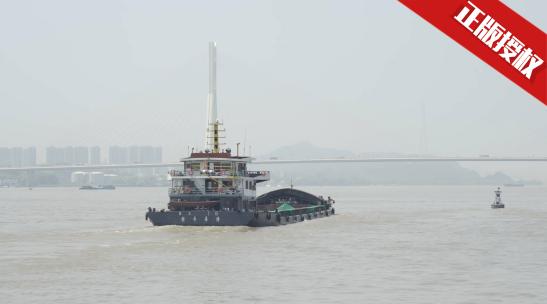 合集轮船行驶在长江上经过跨海大桥