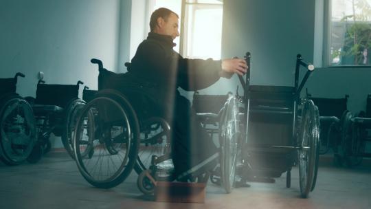一个残疾人在组装轮椅