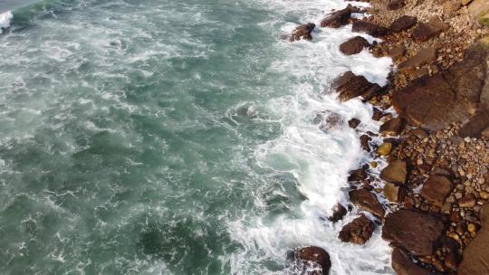 海浪拍打岸边岩石
