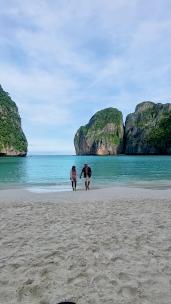 一对男女在海滩上散步皮皮岛泰国玛雅海滩清晨