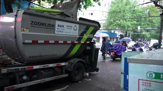 4K环卫工人清理街道垃圾桶垃圾