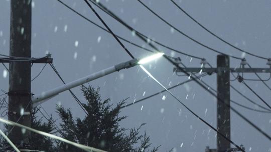 冬天冬季傍晚下雪路灯实拍空镜视频素材模板下载