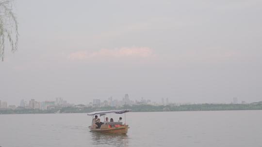 【杭州西湖】西湖边划船的人视频素材模板下载