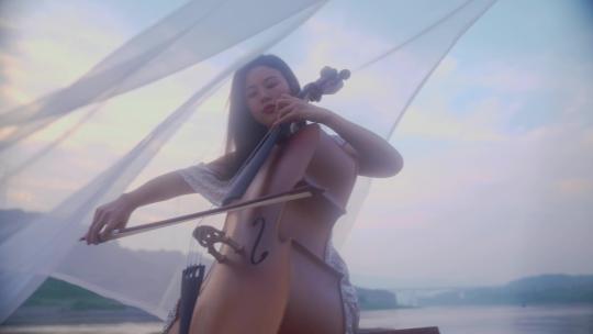 美女拉小提琴丝绸飘舞视频素材模板下载