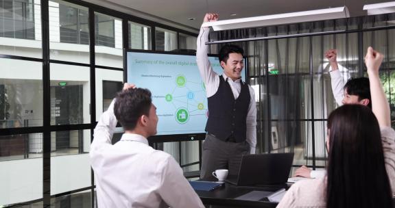 领导在会议上给同事加油打气