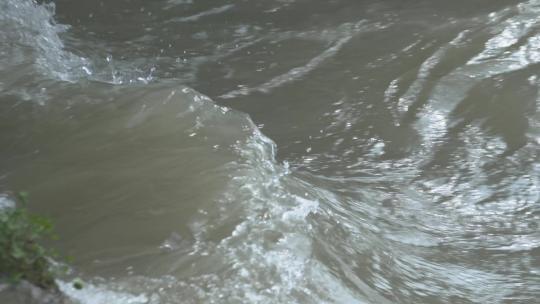 h流水冲击河岸掀起波澜视频素材模板下载