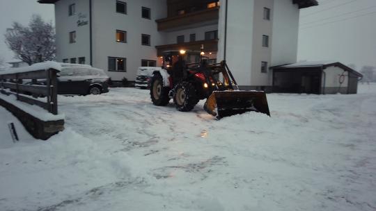 挖掘机在除雪