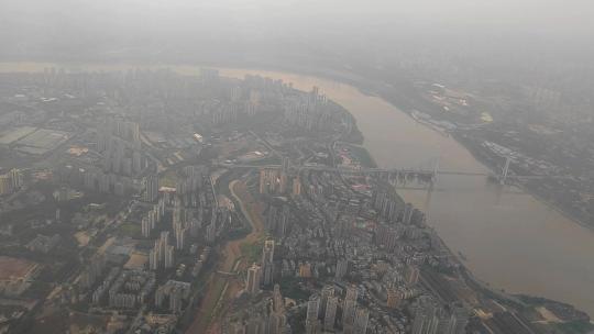 飞机窗外迷雾中的重庆市现代城市两江风光