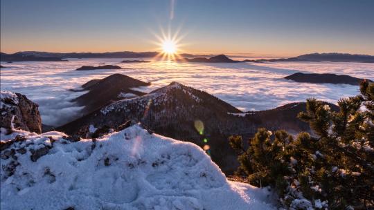 白雪皑皑的阿尔卑斯山冰冻冬季山脉的日落雾气弥漫的大自然快速移动