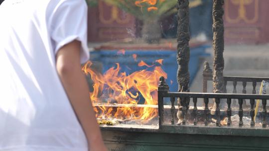 佛教寺庙烧香上香香火视频素材模板下载