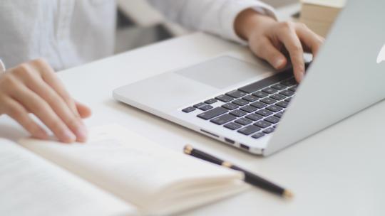 居家办公使用笔记本电脑查询资料视频素材