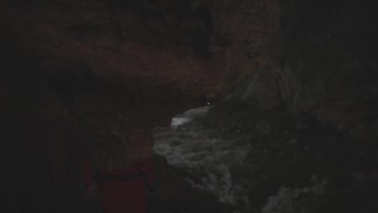 M1科研人员在山洞中的前进
