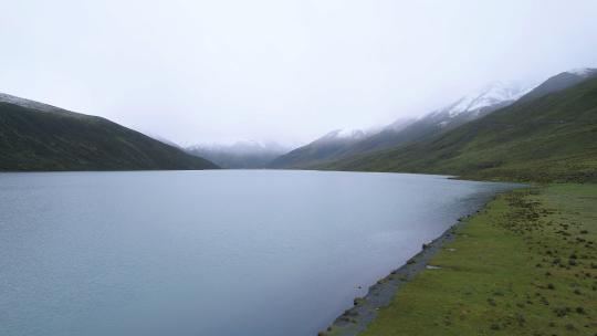 自驾西藏 深入萨普神山 雨天航拍雪山湖泊高清在线视频素材下载