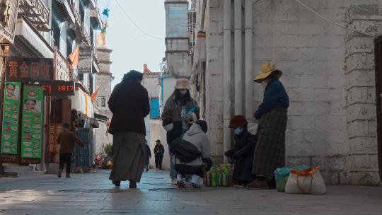 西藏旅游风光拉萨八廓街藏族商贩