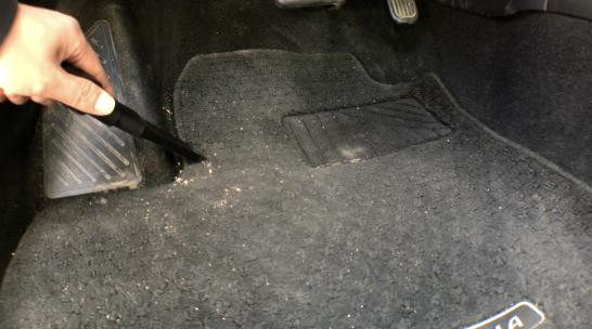 车载吸尘器清理脚垫灰尘