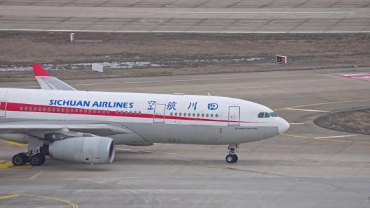 四川航空飞机在浦东机场跑道滑行视频素材模板下载