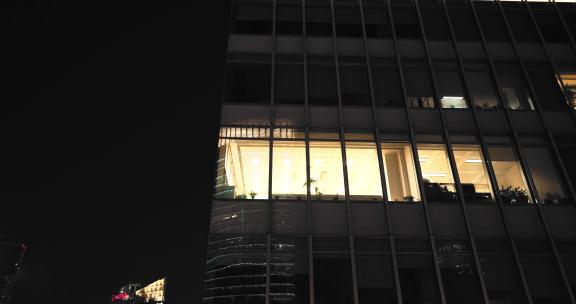 上海陆家嘴写字楼晚上开灯加班的办公室