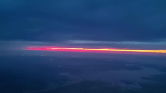 飞机窗外视角的日落晚霞风光