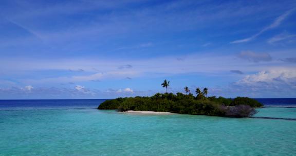 白天以上旅行拍摄的白色天堂海滩和蓝色的水背景