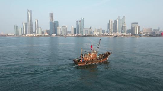 原创 青岛浮山湾海港渔船城市天际线航拍