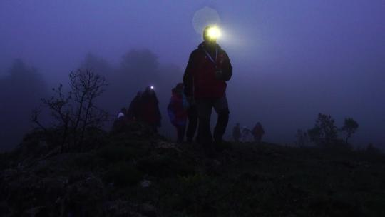 夜晚登山的人群