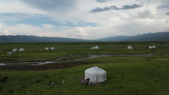 航拍新疆伊犁天山脚下的哈萨克牧民村落视频素材模板下载