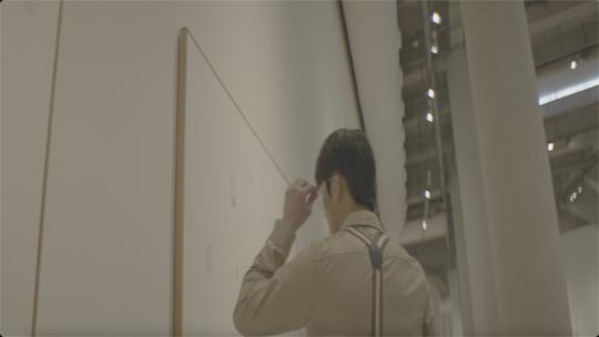 Log 4K 艺术展厅男子看书思考抬头光影视频素材模板下载