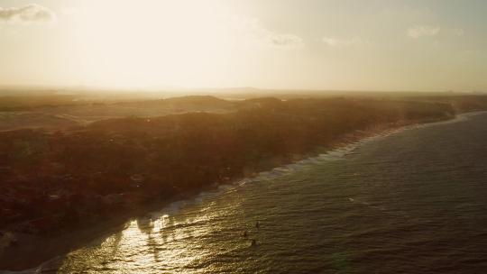 航拍：巴西著名的风筝冲浪小镇昆布科。拍摄于日落时分。