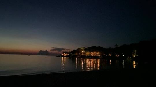 黄昏时海滩上的海滨