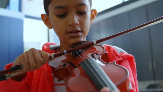 男生拉小提琴视频素材模板下载