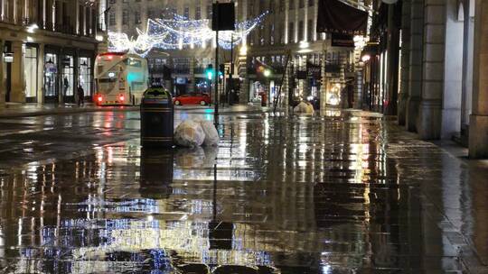 伦敦雨夜的空街
