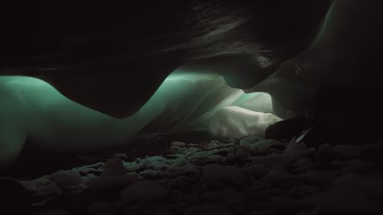 冰层之下滴水冰雪融化