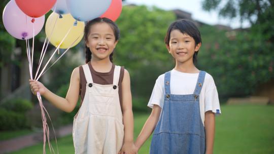 4K Log 小孩手拿气球开心的微笑视频素材模板下载