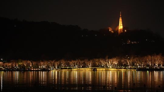 夜晚西湖边断桥和保俶塔夜景