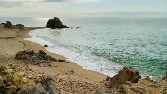 日出时没有人的地中海海滩绿松石蓝色平静的水巴塞罗那海岸Maresme成本
