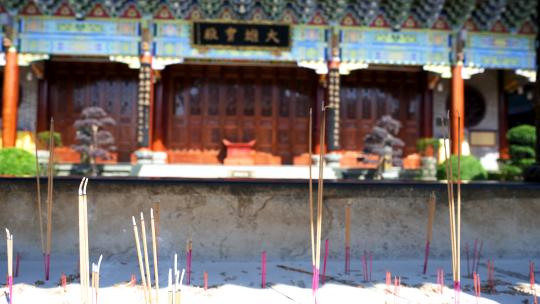 佛教寺庙祈福烧香香炉视频素材模板下载