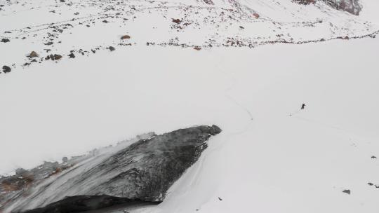 冬季冰川山脉男子滑雪旅行的航拍